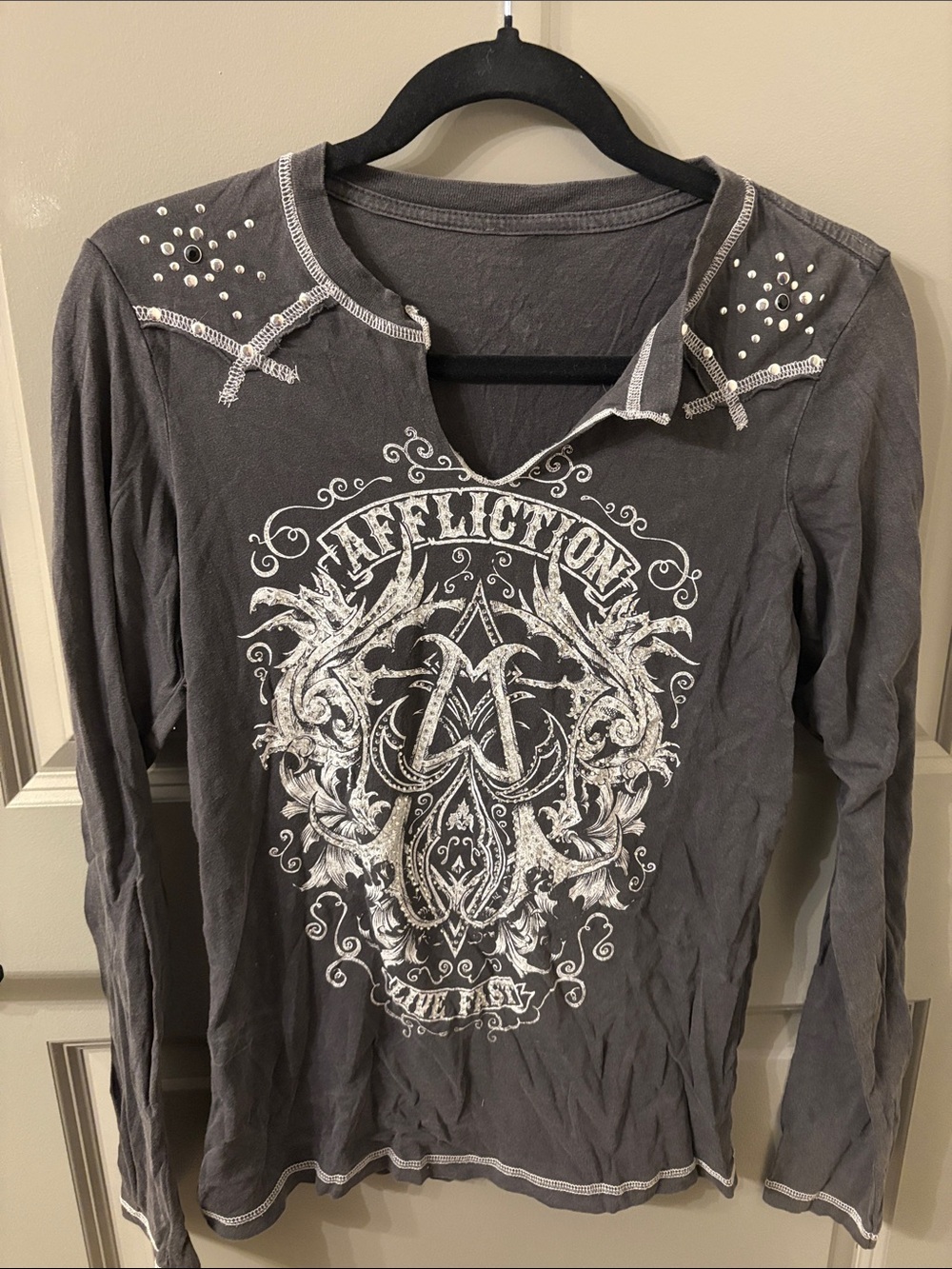 Vintage Affliction Women's Charcoal Gray Graphic Long Sleeve V‑Neck Top